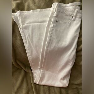 White jeans american eagle mid waisted size 4 flair leg with slit